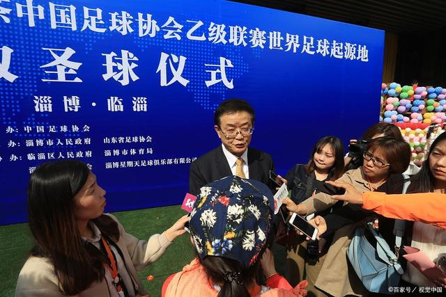 张子宇与火箭中锋合影显高挑 亚当斯寻求单独合照